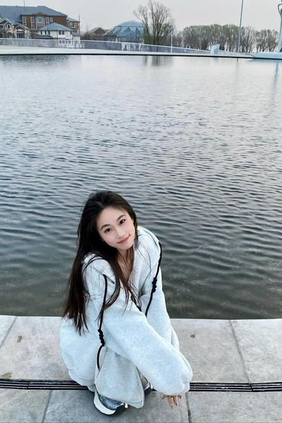 女生和男生一起打扑克牌第一视角app界面展示