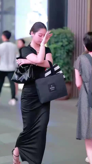 女生揉胸互动场景